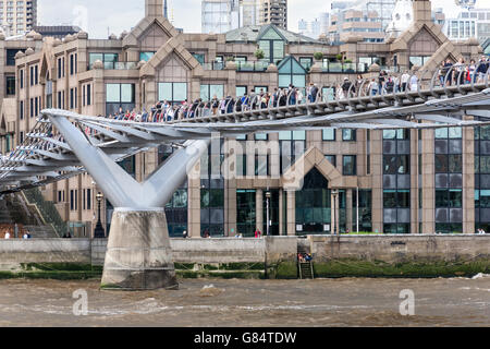 Millennium Bridge über die Themse, London, UK Stockfoto