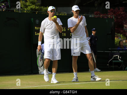 John Peers und Jamie Murray (rechts) im Einsatz gegen Luke Bambridge und Liam Broady am vierten Tag der Wimbledon Championships beim All England Lawn Tennis and Croquet Club in Wimbledon. Stockfoto