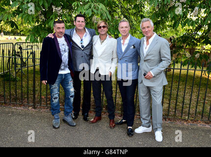 (Von links nach rechts) John Keeble, Tony Hadley, Steve Norman, Gary Kemp und Martin Kemp vom Spandau Ballet kommen zur Sommerparty der Serpentine Gallery im Hyde Park, London. DRÜCKEN SIE VERBANDSFOTO. Bilddatum: Donnerstag, 02. Juli 2015. Das Foto sollte lauten: Ian West/PA Wire Stockfoto