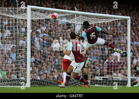 Diafra Sakho von West Ham United erzielt beim Qualifikationsspiel der UEFA Europa League in Upton Park, London, das erste Tor seiner Mannschaft. Stockfoto