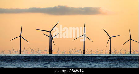 Ein Meer von Windturbinen kann vom Strand in Crosby, Merseyside bei Sonnenuntergang gesehen werden, wenn das warme Wetter in ganz Großbritannien weitergeht. Stockfoto