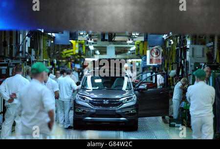 Ab Werk bei Honda. Gesamtansicht eines Honda CRV an der Produktionslinie bei Honda im Werk der UK Manufacturing Ltd in Swindon Stockfoto