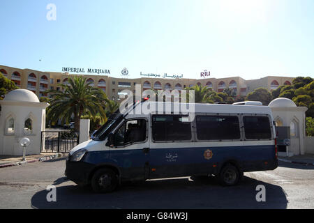 Ein Polizeifahrzeug vor dem RIU Imperial Marhaba Hotel in Sousse, Tunesien, wo 38 Menschen ihr Leben verloren, nachdem ein Schütze den Strand stürmte. Stockfoto