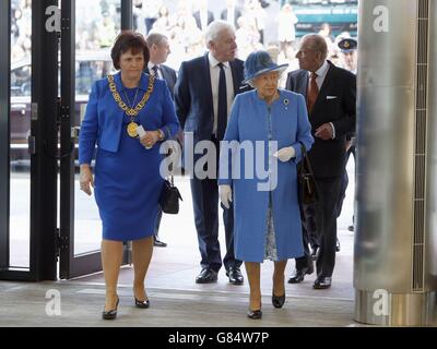 Königin Elizabeth II. Geht mit Lord Provost Sadie Docherty (links) zu einer Tour durch das Technologie- und Innovationszentrum der Strathclyde University, das sie offiziell eröffnen wird. Stockfoto