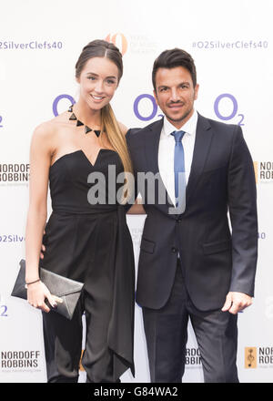 Emily MacDonagh und Peter Andre bei den Norhoff Robbins O2 Silver Clef Awards 2015 im Grosvenor House, Park Lane, London. DRÜCKEN Sie VERBANDSFOTO. Bilddatum: Freitag, 03. Juli 2015. Bildnachweis sollte lauten: David Jensen/PA Wire Stockfoto