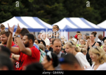 Kinder bei der Eröffnungszeremonie für die Balfour Beatty London Youth Games Finale 2015, die am 2., 4. Und 5. Juli im National Sports Centre, Crystal Palace, während des ersten Tages der London Youth Games im Crystal Palace, London stattfinden Stockfoto