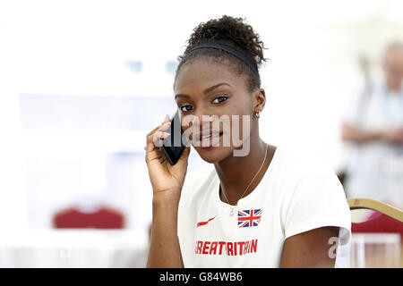 Die ehemalige Teilnehmerin der London Youth Games, Dina Asher-Smith (britische 100-Meter-Rekordhalterin, World Junior 100-Meter-Gold, World 4x100-Meter-Bronze, European Indoor 60 m-Silber), war bei der Eröffnungsfeier für die Finale der Balfour Beatty London Youth Games 2015 dabei Stockfoto