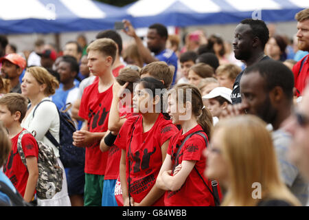 Kinder bei der Eröffnungszeremonie für die Balfour Beatty London Youth Games Finale 2015, die am 2., 4. Und 5. Juli im National Sports Centre, Crystal Palace, während des ersten Tages der London Youth Games im Crystal Palace, London stattfinden Stockfoto