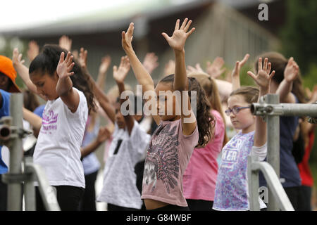 Kinder bei der Eröffnungszeremonie für die Balfour Beatty London Youth Games Finale 2015, die am 2., 4. Und 5. Juli im National Sports Centre, Crystal Palace, während des ersten Tages der London Youth Games im Crystal Palace, London stattfinden Stockfoto