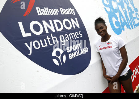 Die ehemalige Teilnehmerin der London Youth Games, Dina Asher-Smith (britische 100-Meter-Rekordhalterin, World Junior 100-Meter-Gold, World 4x100-Meter-Bronze, European Indoor 60 m-Silber), war bei der Eröffnungsfeier für die Finale der Balfour Beatty London Youth Games 2015 dabei Stockfoto