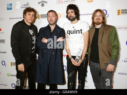 (Von links nach rechts) Ian Matthews, Tom Meighan, Serge Pizzorno und Chris Edwards von Kasabian mit dem Royal Albert Hall Best Group Award im Presseraum während der Nordoff Robbins O2 Silver Clef Awards 2015 im Grosvenor House, Park Lane, London. DRÜCKEN Sie VERBANDSFOTO. Bilddatum: Freitag, 03. Juli 2015. Bildnachweis sollte lauten: Yui Mok/PA Wire Stockfoto