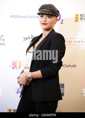 Rita Ora mit dem Vivo Best Female Award im Pressenzimmer während der Nordoff Robbins O2 Silver Clef Awards 2015 im Grosvenor House, Park Lane, London. DRÜCKEN Sie VERBANDSFOTO. Bilddatum: Freitag, 03. Juli 2015. Bildnachweis sollte lauten: Yui Mok/PA Wire Stockfoto