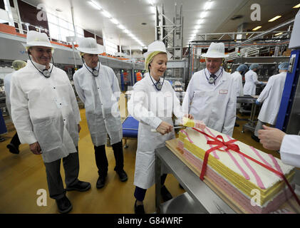 Elizabeth Truss, Staatssekretärin für Umwelt, Ernährung und Angelegenheiten des ländlichen Raums, und Richard Corbett Labour MdEP für York und Humberside, Dan Jarvis MP für Barmsley Central und Gavin Darby, CEO Premier Foods, eröffnen die neue Produktionslinie über 20 Millionen £in der MR Kipling Bäckerei in Carlton, Barmsley, Die Kapazität der Snack Pack-Kuchenscheiben wird mehr als verdoppelt. Stockfoto