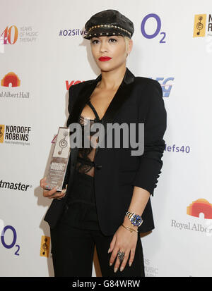 Rita Ora erhielt den Vivo Best Female Award im Pressenzimmer während der Nordoff Robbins O2 Silver Clef Awards 2015 im Grosvenor House, Park Lane, London. Stockfoto