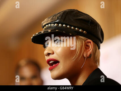 Rita Ora erhielt den Vivo Best Female Award im Pressenzimmer während der Nordoff Robbins O2 Silver Clef Awards 2015 im Grosvenor House, Park Lane, London. Stockfoto