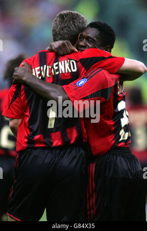 Fußball - UEFA Champions League - Halbfinale - Erstes Teilstück - AC Milan / PSV Eindhoven - Giuseppe Meazza. Andriy Shevchenko von AC Milan feiert das Tor zum Auftakt mit Teamkollege Clarence Seedorf (r) Stockfoto