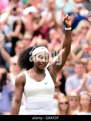 Serena Williams winkt der Menge zu, nachdem sie Schwester Venus Williams am 7. Tag der Wimbledon Championships im All England Lawn Tennis und Croquet Club in Wimbledon besiegt hat. Stockfoto