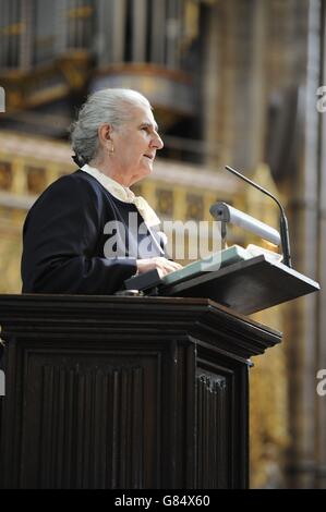 Die Präsidentin der Vereinigung der Mütter von Srebrenica, Munira Subasic, spricht während eines nationalen Gedenkgottesdienstes in Westminster Abbey, London, anlässlich des 20. Jahrestages des Genozids von Srebrenica. Stockfoto