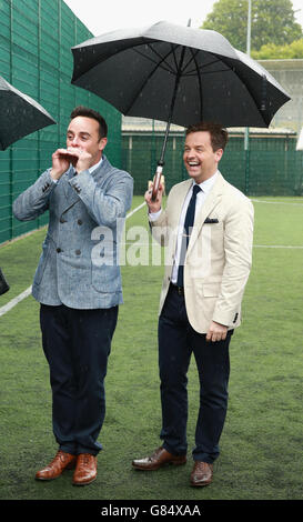 Anthony McPartlin und Declan Donnelly, Unterstützer des Prince's Trust, nachdem sie junge Straftäter bei einem Besuch des Prince of Wales im Parc Prison in Bridgend, Wales, an einem "Get Started with Football"-Programm des Prince's Trust teilgenommen hatten. Stockfoto