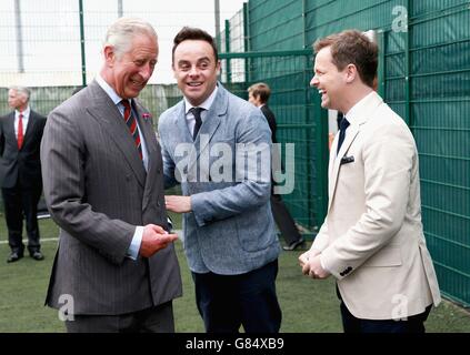 Der Prinz von Wales trifft Anthony McPartlin und Declan Donnelly, Unterstützer des Prince's Trust, bevor er junge Straftäter trifft, die an einem "Get Started with Football"-Programm teilnehmen, das vom Prince's Trust bei einem Besuch im Parc Prison in Bridgend, Wales, durchgeführt wird. Stockfoto