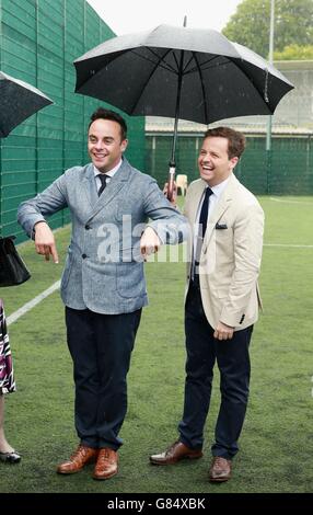 Anthony McPartlin und Declan Donnelly, Unterstützer des Prince's Trust, nachdem sie junge Straftäter bei einem Besuch des Prince of Wales im Parc Prison in Bridgend, Wales, an einem "Get Started with Football"-Programm des Prince's Trust teilgenommen hatten. Stockfoto