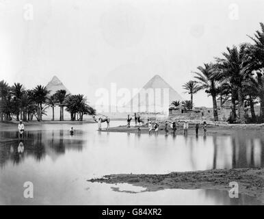 Die Pyramiden von Gizeh in der Mitte gegen Ende des 19. Jahrhunderts. Foto zwischen 1860 und 1890. Stockfoto