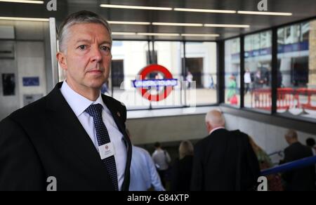 Mike Brown, Managing Director von London Underground, steht am Eingang der U-Bahn-Station Kings Cross in London, während Großbritannien sich an die Anschläge vom 7. Juli inmitten einer schwelenden Warnung vor der anhaltenden und sich ändernden Bedrohung durch den Terrorismus ein Jahrzehnt später erinnert. Stockfoto