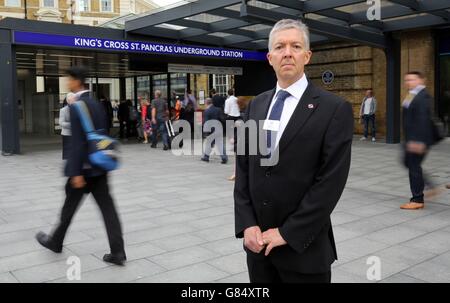 Mike Brown, Managing Director von London Underground, steht am Eingang der U-Bahn-Station Kings Cross in London, während Großbritannien sich an die Anschläge vom 7. Juli inmitten einer schwelenden Warnung vor der anhaltenden und sich ändernden Bedrohung durch den Terrorismus ein Jahrzehnt später erinnert. Stockfoto