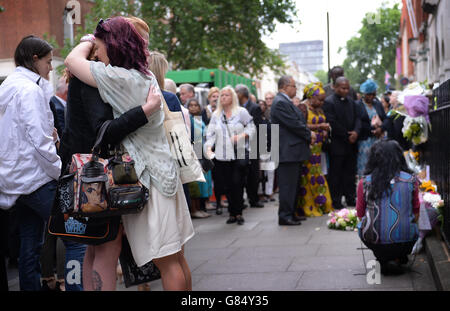 Auf dem Tavistock Square, London, versammeln sich Menschen, die ihren Respekt zollen und sich an die Opfer der Bombenanschläge vom 7. Juli genau 10 Jahre nach dem Angriff auf das Londoner Verkehrsnetz erinnern, inmitten einer ganzen Zahl von Warnungen vor der anhaltenden und sich ändernden Bedrohung durch den Terrorismus ein Jahrzehnt später. Stockfoto