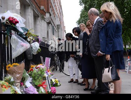 Auf dem Tavistock Square, London, versammeln sich Menschen, die ihren Respekt zollen und sich an die Opfer der Bombenanschläge vom 7. Juli genau 10 Jahre nach dem Angriff auf das Londoner Verkehrsnetz erinnern, inmitten einer ganzen Zahl von Warnungen vor der anhaltenden und sich ändernden Bedrohung durch den Terrorismus ein Jahrzehnt später. Stockfoto