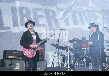 (Von links nach rechts) Pete Doherty, Drummer Gary Powell und Carl Barat von den Libertines treten auf der Pyramid Stage beim Glastonbury Festival auf der Worthy Farm in Somerset auf. DRÜCKEN Sie VERBANDSFOTO. Bilddatum: Freitag, 26. Juni 2015. Bildnachweis sollte lauten: Yui Mok/PA Wire Stockfoto