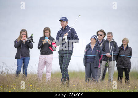 Der US-Amerikaner Jimmy Walker über den Anflug auf das 9. Grün während eines Voraustages vor den Scottish Open im Gullane Golf Club, East Lothian. DRÜCKEN SIE VERBANDSFOTO. Bilddatum: Mittwoch, 8. Juli 2015. Siehe PA Geschichte GOLF Gullane. Der Bildnachweis sollte lauten: Kenny Smith/PA Wire. EINSCHRÄNKUNGEN: Keine kommerzielle Nutzung. Keine falsche kommerzielle Vereinigung. Keine Videoemulation. Keine Bildbearbeitung. Stockfoto