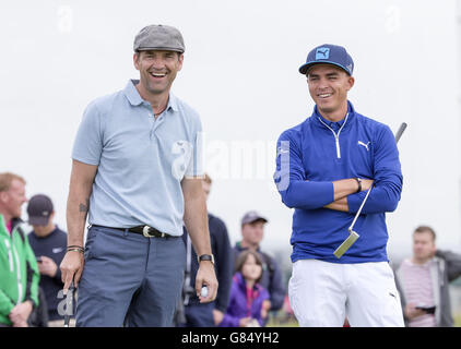 Rickie Fowler (rechts) der USA lacht mit dem Schauspieler Dougrey Scott auf dem 10. Tee während eines Vorweihtages vor den Scottish Open im Gullane Golf Club, East Lothian. Stockfoto