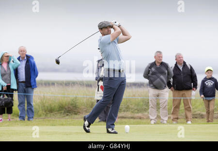 Der schottische Schauspieler Dougrey Scott schlägt sich während eines Vorschauungstages vor den Scottish Open im Gullane Golf Club, East Lothian, am 10. Loch des Pro am-Events ab. Stockfoto