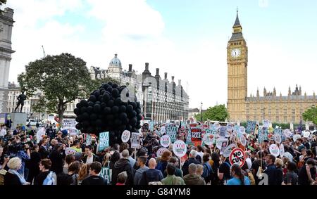 Die Menschen protestieren auf dem Parliament Square in London bei einem von der Volksversammlung organisierten marsch gegen die Austerität, als der Kanzler seinen ersten Gesamthaushaltsplan abgab. Stockfoto