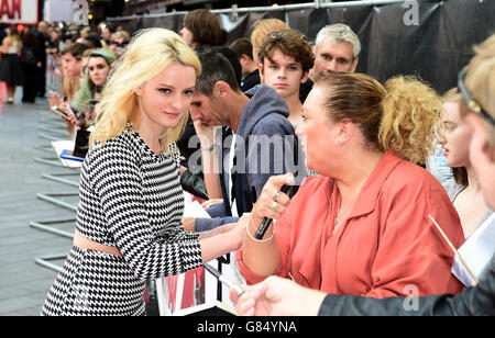 Dakota Blue Richards signieren Autogramme für Fans, während sie zur Ant-man-Premiere am Odeon Leicester Square in London eintreffen. DRÜCKEN SIE VERBANDSFOTO. Bilddatum: Mittwoch, 8. Juli 2015. Das Foto sollte lauten: Ian West/PA Wire Stockfoto