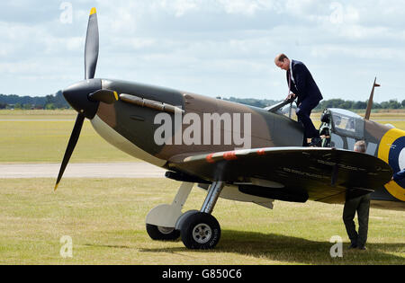 Der Herzog von Cambridge steigt im Imperial war Museum in Duxford aus einer neu restaurierten Supermarine Spitfire Mark I N3200 auf, die er im Auftrag des Museums erhielt. Stockfoto