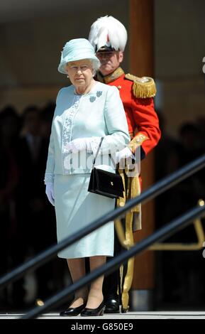 Queen Elizabeth II. Berichtet über Mitglieder der Queen's Body Guard der Yeomen of the Guard im Garten des Buckingham Palace, London. Stockfoto