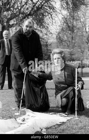 Die Premierministerin Margaret Thatcher half dem Gärtner Paul Hall, 35, aus Brockley, South London, beim Start einer neuen Anti-Müll-Kampagne im St James's Park Müll zu sammeln. Die Tidy Britain Group, die hinter dem Programm steht, hat eine Erhöhung der staatlichen Zuschüsse erhalten, um die britische Umwelt zu verbessern. Stockfoto