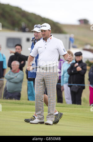 Der nordirische Graeme McDowell bereitet sich darauf vor, am dritten Tag der Scottish Open im Gullane Golf Club, East Lothian, auf das 6. Loch zu putten. DRÜCKEN Sie VERBANDSFOTO. Bilddatum: Samstag, 11. Juli 2015. Siehe PA Geschichte GOLF Gullane. Bildnachweis sollte lauten: Kenny Smith/PA Wire. EINSCHRÄNKUNGEN: . Keine kommerzielle Nutzung. Keine falsche kommerzielle Verbindung. Keine Videoemulation. Keine Bildbearbeitung. Stockfoto