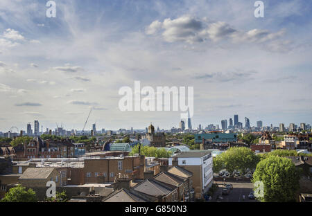 Ein Blick auf die Skyline von London, von Frank's Cafe aus gesehen, einem Projekt der „Bold Tendencies“, das sich auf einem verklagten Parkplatz in Peckham, London, befindet, wenn das schöne Wetter anhält. Stockfoto