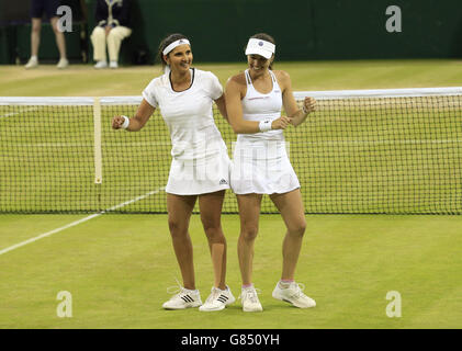 Martina Hingis und Sania Mirza feiern den Sieg im Finale des Ladies Doubles am 12. Tag der Wimbledon Championships im All England Lawn Tennis und Croquet Club in Wimbledon. Stockfoto