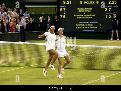 Martina Hingis und Sania Mirza feiern den Sieg im Finale des Ladies Doubles am 12. Tag der Wimbledon Championships im All England Lawn Tennis und Croquet Club in Wimbledon. Stockfoto