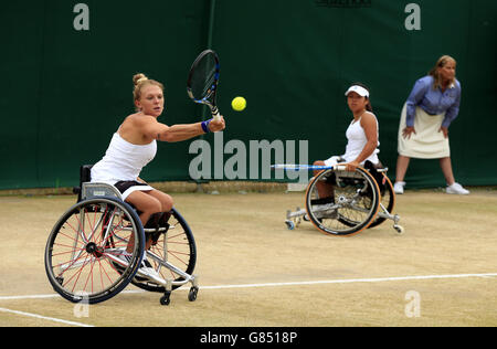 Jordanne Whiley (links) und Yui Kamiji während des Finales der Rollstuhlladies-Doubles am dreizehn-ten Tag der Wimbledon Championships beim All England Lawn Tennis and Croquet Club, Wimbledon. Stockfoto