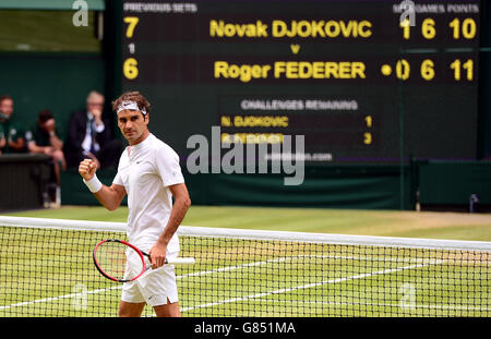 Roger Federer feiert den Sieg im zweiten Satz gegen Novak Djokovic im Herreneinzel-Finale am dreizehn. Tag der Wimbledon Championships beim All England Lawn Tennis und Croquet Club in Wimbledon. Stockfoto