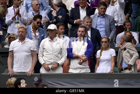 Die Spielerbox von Novak Djokovic mit Boris Becker (links) und Jelena Djokovic (zweite rechts) während des Mens-Singles-Finales am dreizehn. Tag der Wimbledon-Meisterschaften beim All England Lawn Tennis and Croquet Club in Wimbledon. Stockfoto