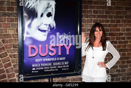 Dusty Press Night - London. Linda Lusardi bei der Pressenacht für das Musical Dusty im Charing Cross Theatre, London. Stockfoto