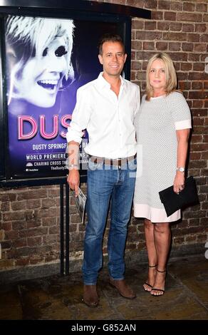 Pat Sharp und seine Frau Monica nahmen an der Pressekonferenz für das Musical Dusty im Charing Cross Theatre, London, Teil. Stockfoto