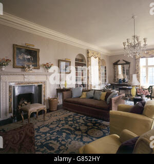 Der Salon im Chartwell Manor in Westerham, Kent, ehemaliges Wohnhaus des verstorbenen Sir Winston Churchill. Das Haus ist ab dem 21. Juni 1966 für die Öffentlichkeit zugänglich. Stockfoto