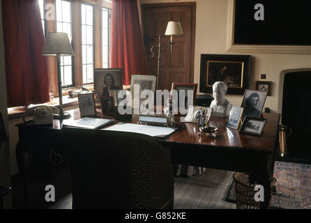 Der Schreibtisch in der Arbeitszimmer von Sir Winston Churchill im Chartwell Manor in Westerham, Kent, dem ehemaligen Wohnsitz des verstorbenen Winston Churchill. Das Haus ist ab dem 21. Juni 1966 für die Öffentlichkeit zugänglich. Stockfoto